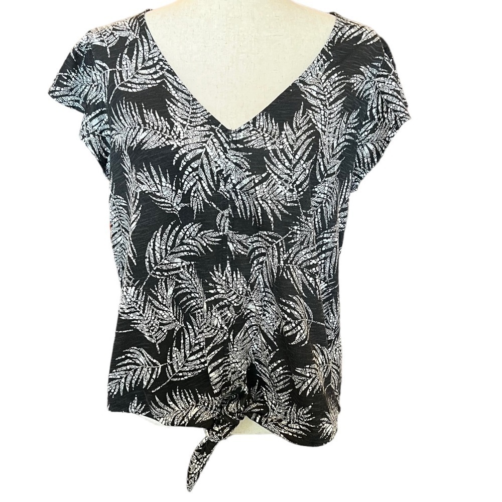 Jane + Delancey Palm Tropical Tie Front Short Sleeved Shirt. Size: Medium
